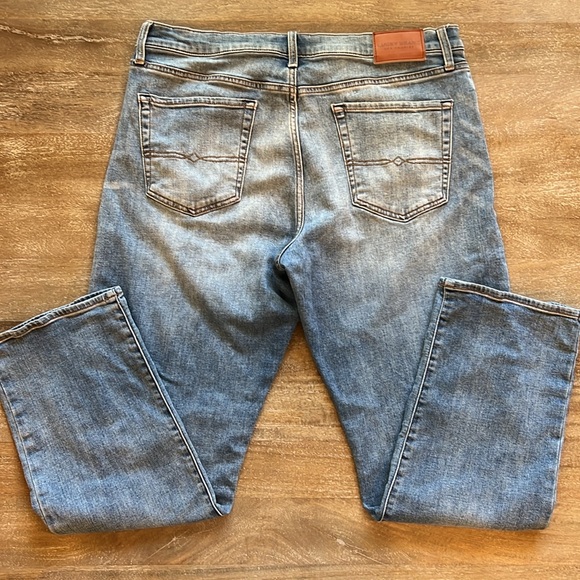 Lucky Brand 329 Classic Straight Jeans - Picture 4 of 9
